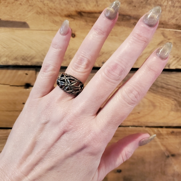 Adjustable silvertone cut out floral ring - Picture 3 of 7